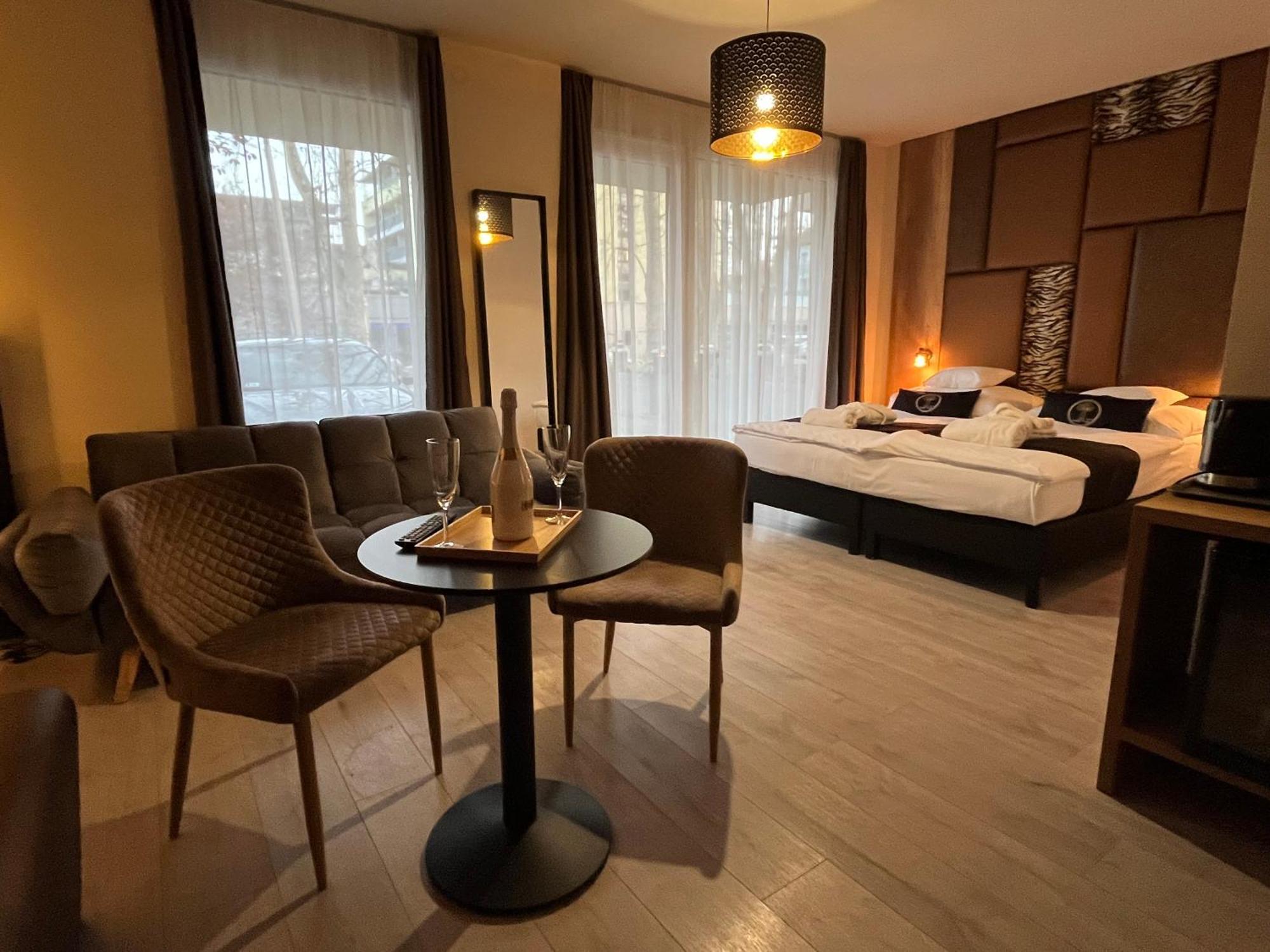 Baobab Suites Сиофок Екстериор снимка
